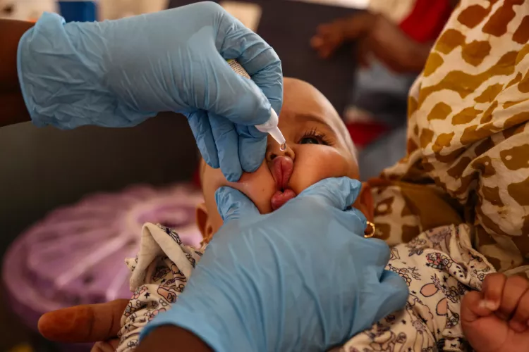 Tilimouloute Touré infirmière est en train de faire la vaccination de Lalla Chadeli, un enfant de 8 mois accompagné par sa maman Khadeija Chadely, 27 ans.