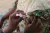 Djouma Keidalla obstétricienne est en train de vacciner Soï Alhousseni contre le Tétanos, la femme du chef de village Bakaiwait.