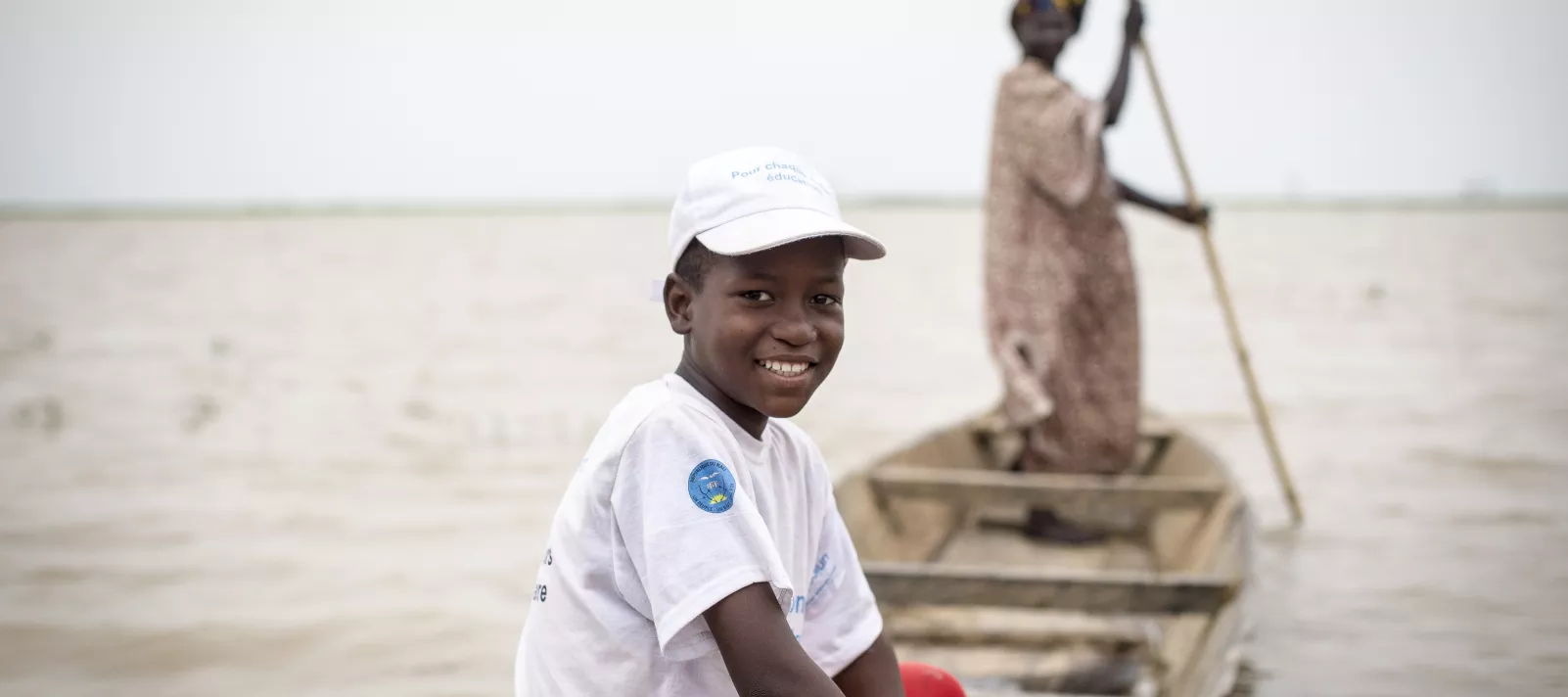 Alou Keïta, 11 ans, élève en classe de 6ème année, est enfant ambassadeur de la rentrée scolaire. Avec ses camarades, il prend une pirogue pour se rendre de l’autre côté du fleuve Niger pour sensibiliser les parents.