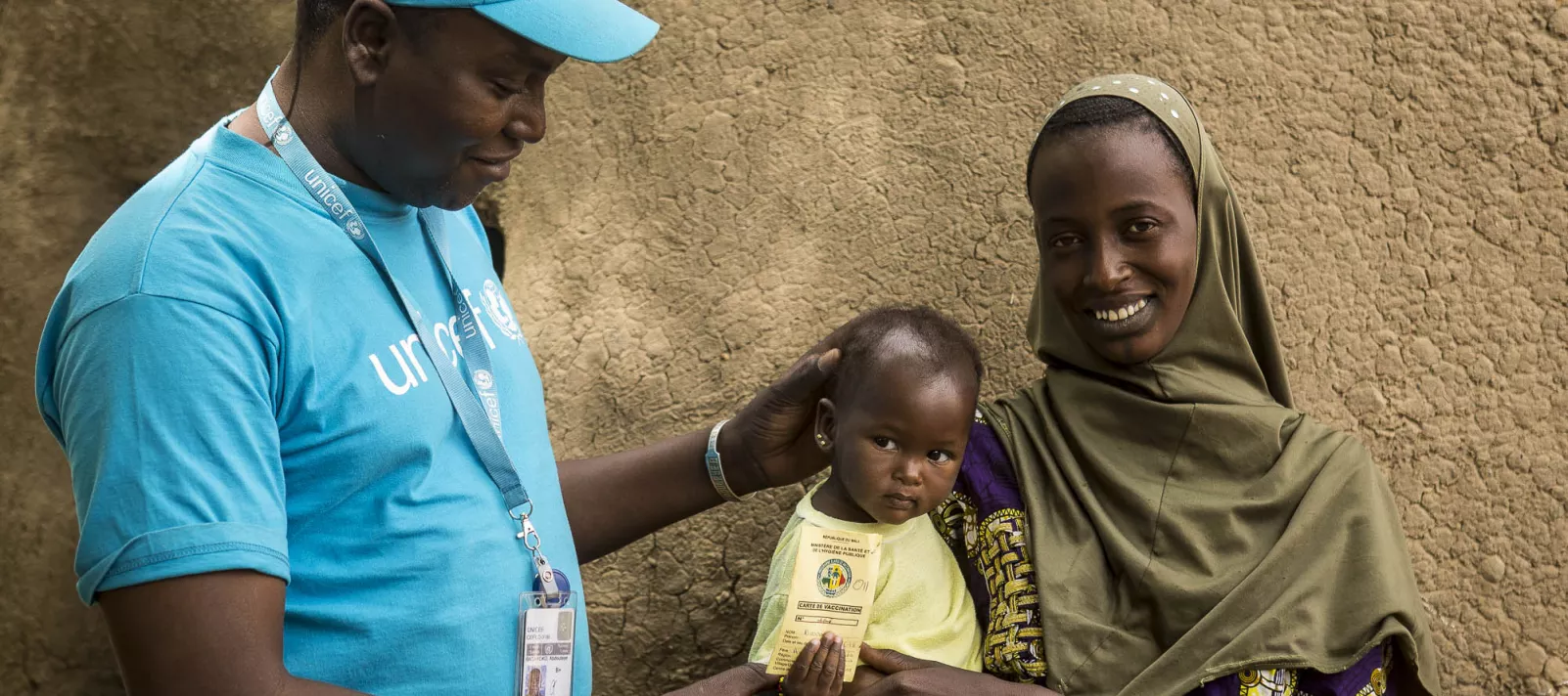 Abdoulaye Bagayoko, Immunization officer at UNICEF’s Mopti field office, sensitizing a mother to complete the vaccination of her child