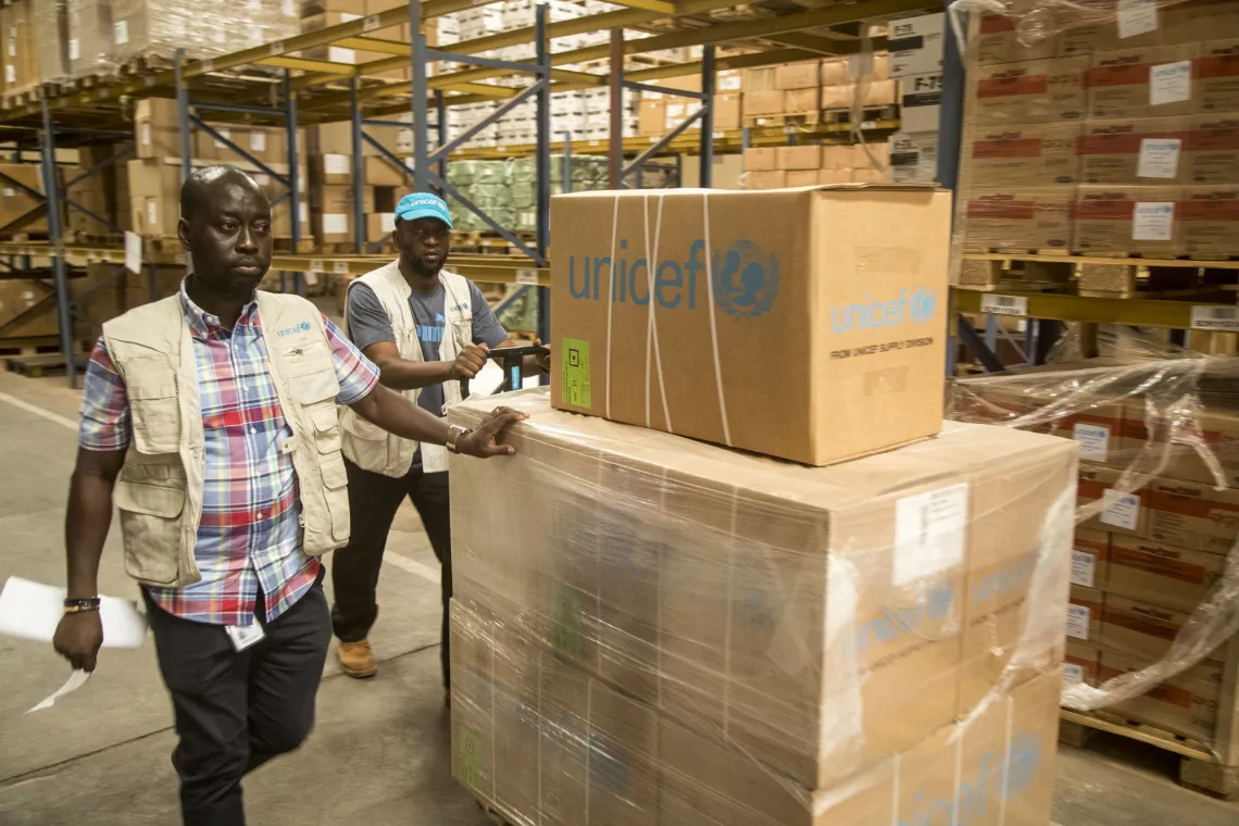  Le personnel d'approvisionnement de l'UNICEF à Bamako