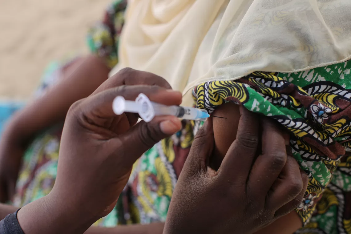 Djouma Keidalla obstétricienne est en train de vacciner Soï Alhousseni contre le Tétanos, la femme du chef de village Bakaiwait.