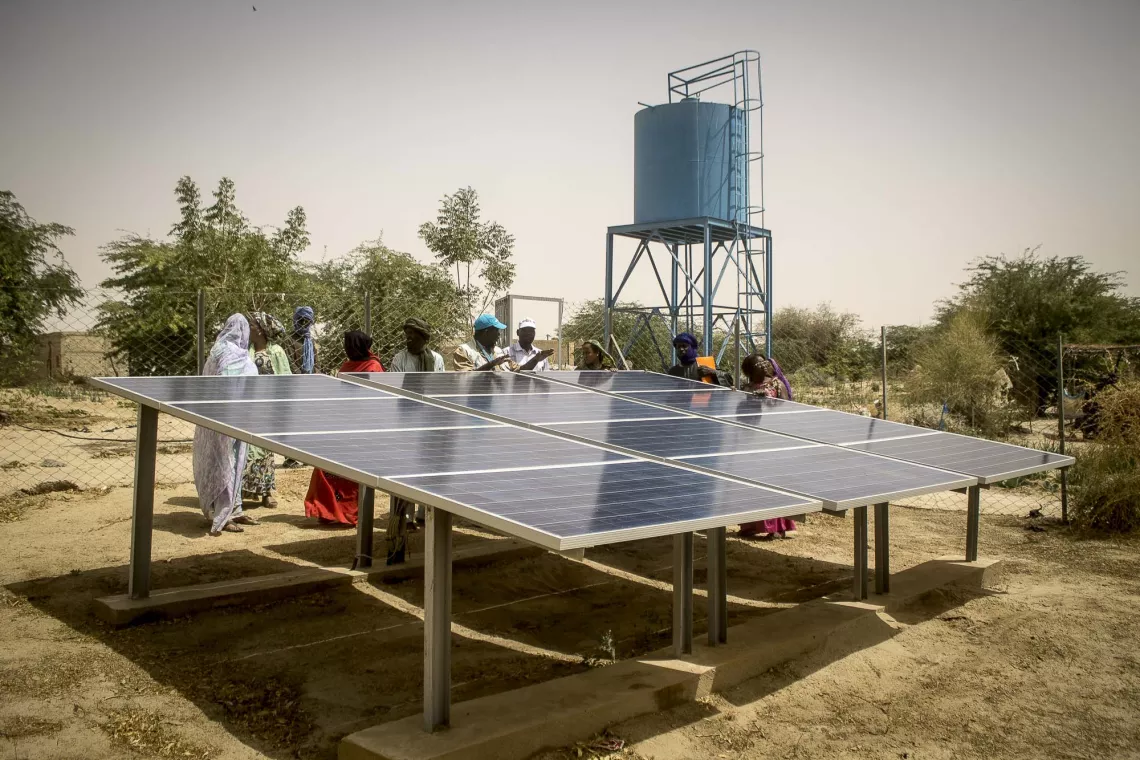 Château d’eau à pompe solaire réalisé par l’UNICEF et ses partenaires au bénéfice des femmes du quartier de Barize. 