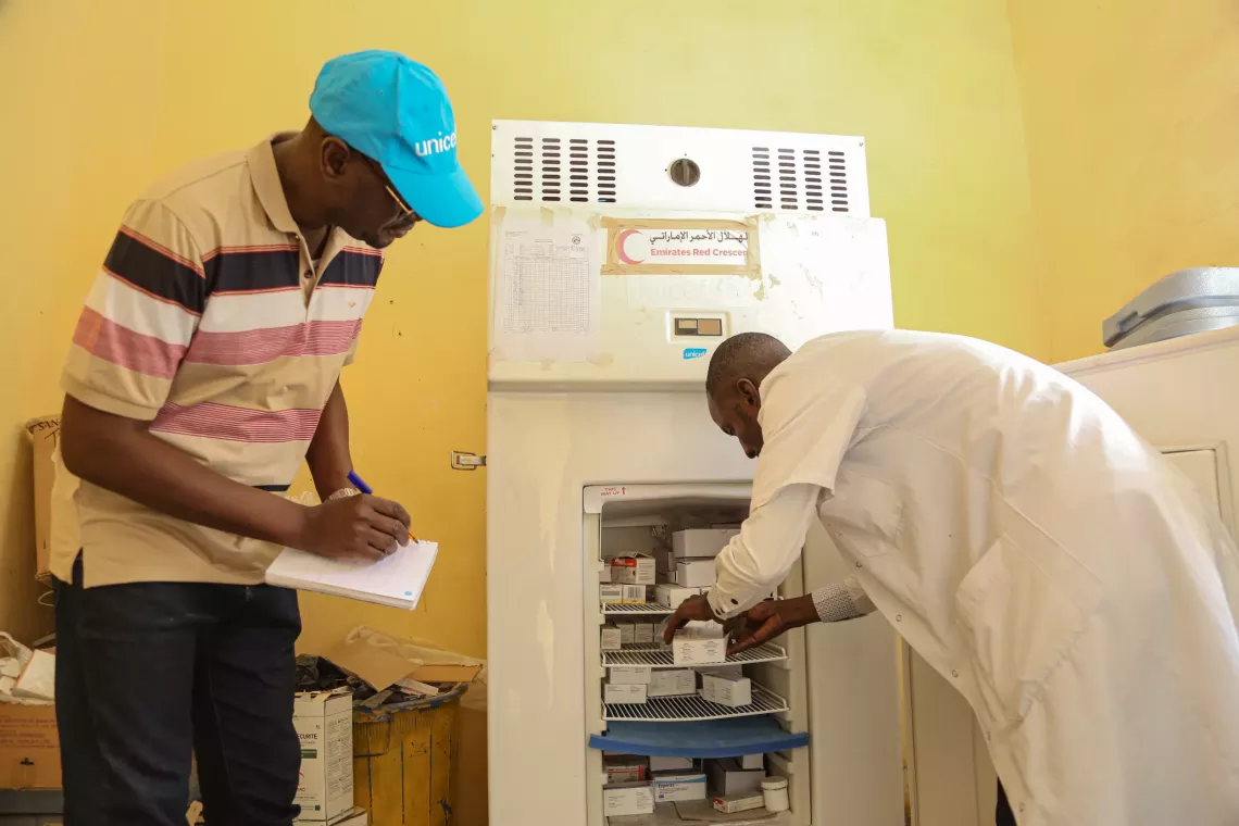 Sidi ali Traoré infirmier d’état au CSCOM de Bellefarandi et Souleymane Sanogo Immunization officer Tombouctou sont en train de verifier les vaccins dans le frigo solaire.