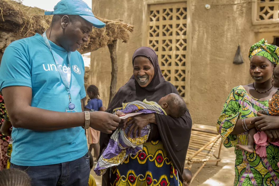 The Immunization Officer Abdoulaye is giving advice to Fanta Sangaré so that she can follow the vaccination of her child. Village of Kombaca, in the village of Sofara, Mopti region in central Mali.
