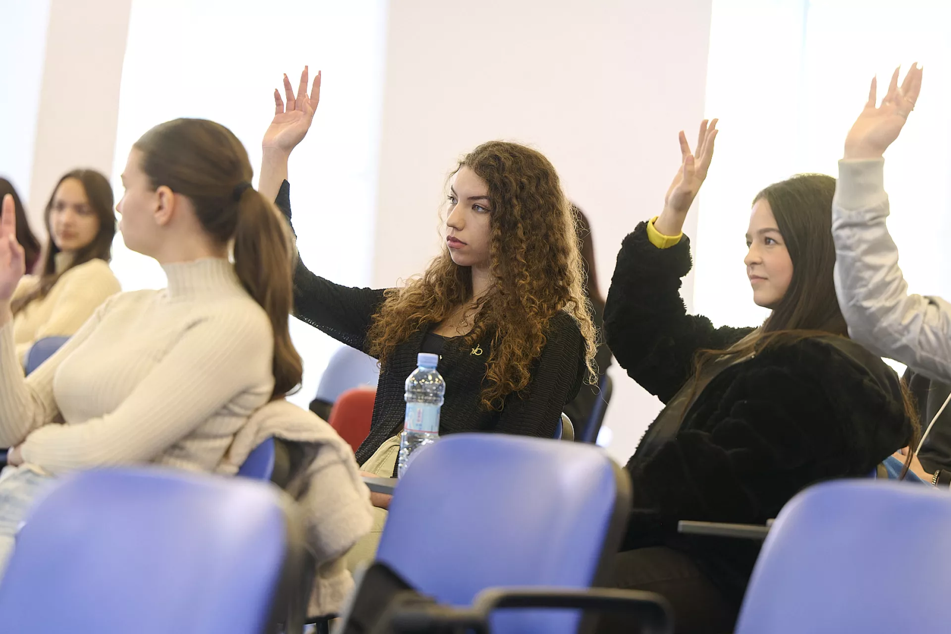 Gjimnazistët flasin për rekomandimet e tyre për masat në luftën kundër dhunës në forumin e organizuar nga Unioni i Gjimnazistëve të Malit të Zi në vitin 2024.