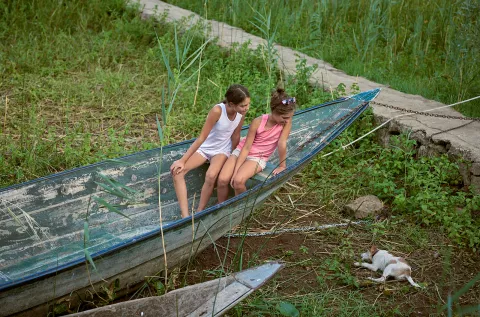 Dvije djevojčice sjede u čamcu