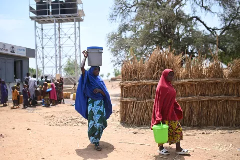 Fadminatu Shehu carrying a bucket of water she bought in a shagon Ruwa in  Kindiru community Dange Shuni, Sokoto State
