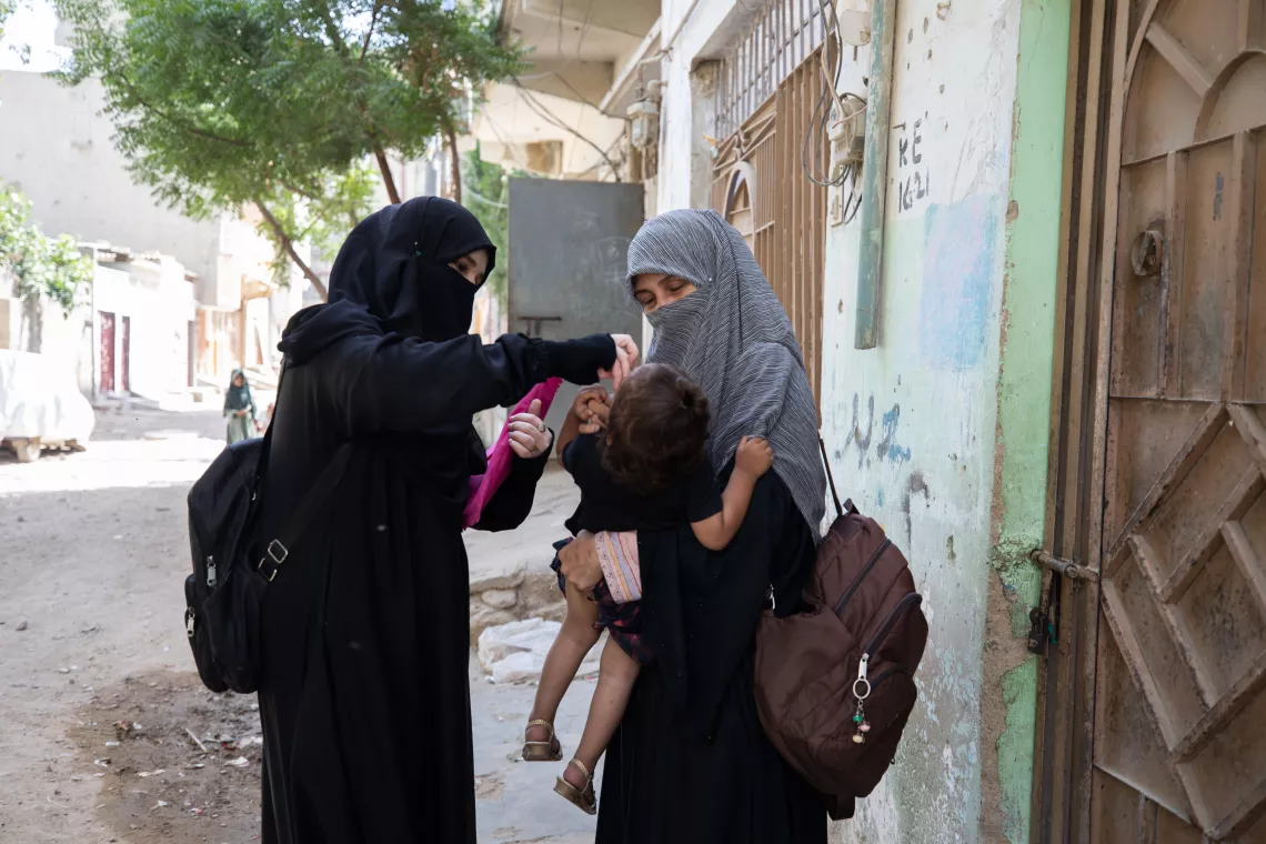 Reshma vaccinates a child against polio