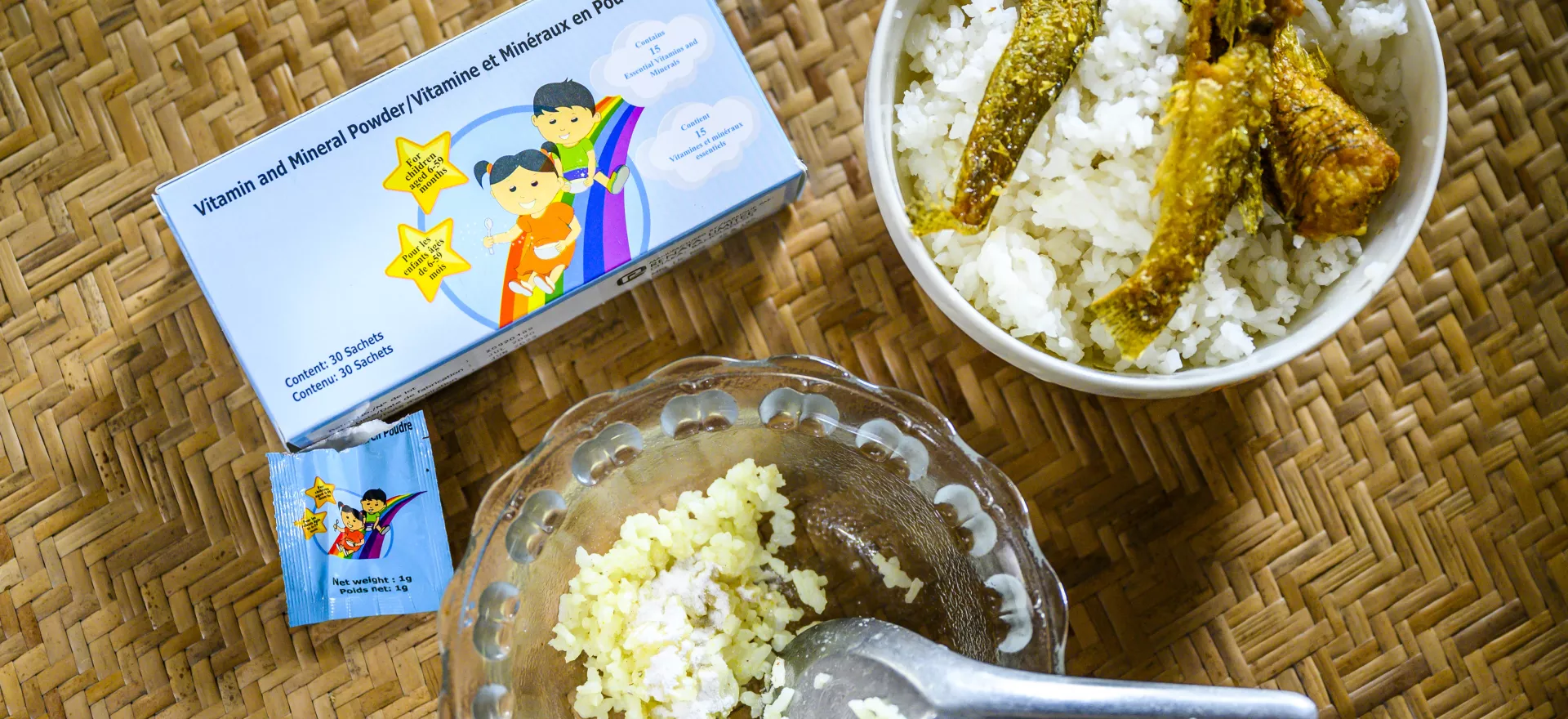 Una porción de arroz que se mezcla con chispas de micronutrientes en polvo.