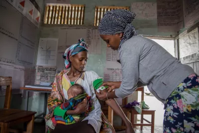 Mundene, de 21 años, es examinada por desnutrición mientras acuna a su bebé de dos meses Melesech en el puesto de salud de Gedebe, en Halaba Special Woreda, Etiopía, en 2016.