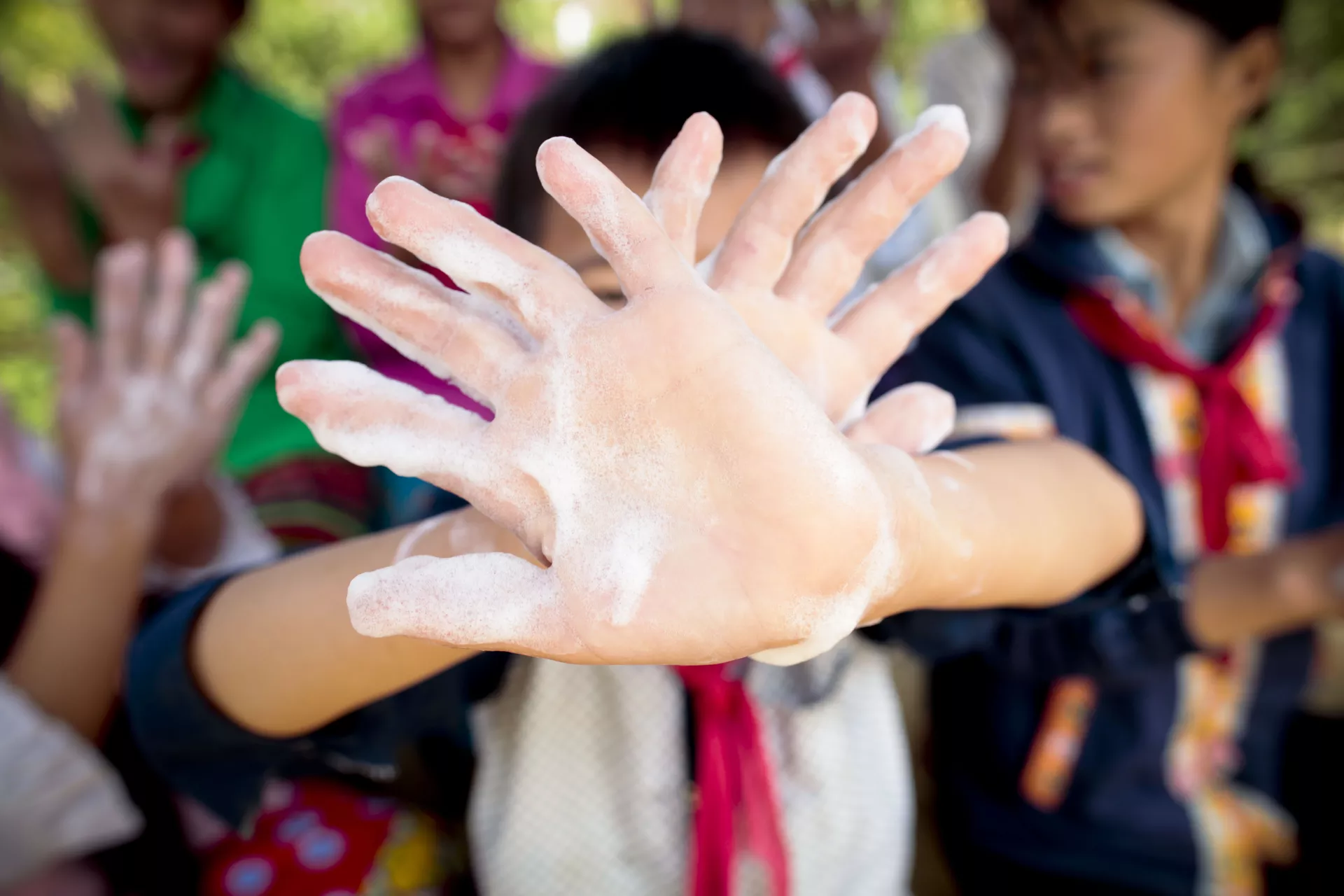 Des enfants prennent plaisir à se laver les mains avec du savon et de l’eau propre.