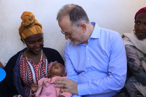 During his visit to Tigray, UNICEF Deputy Executive Director Ted Chaiban met Eyerusalem and her baby Eleni, at a UNICEF-supported health centre and talked about the progress her baby made after receiving nutritional service at the hospital.