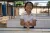 تلميذة تبتسم وهي تغسل يديها عند مرفق المياه وخدمات الصرف الصحي والنظافة الصحية في مدرسة كامبونغ ثمار الابتدائية في قرية كانغ ساو.