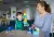 Madre e hijo construye una torre de LEGO en Rumania