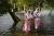 Des filles pataugent dans les eaux de crue pour rejoindre leur école dans le nord-est du Bangladesh.