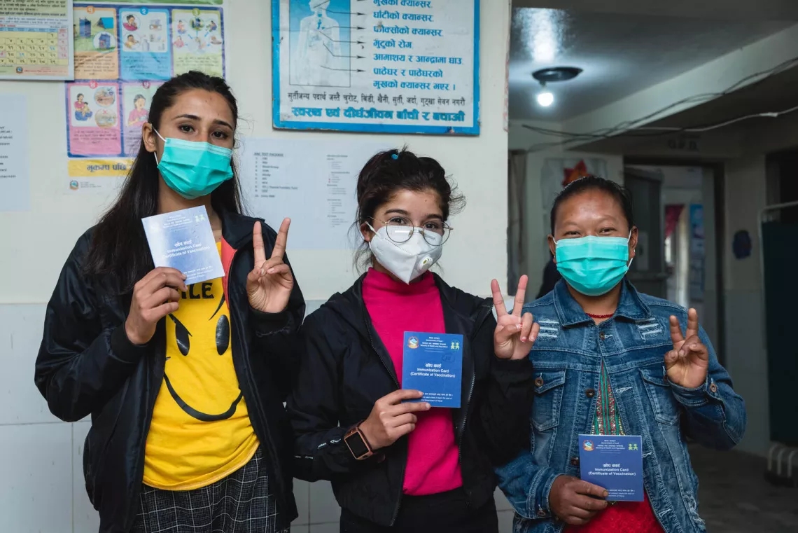 Des agents de santé et des travailleurs de première ligne reçoivent la seconde dose d’un vaccin contre la COVID-19 au centre de santé Gotikhel du district de Lalipur, dans le centre du Népal.