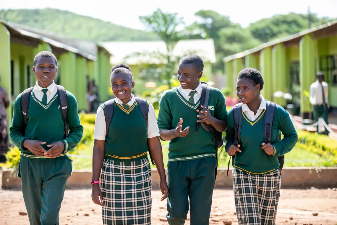 Kufekisa (18 años), Dorcas (17 años), Haggar (19 años) y Joshua (17 años) son alumnos de la Escuela Secundaria de Nampundwe que recibieron becas de educación como parte de los sitios SEEVCA apoyados por UNICEF en el Distrito de Shibuyunji Lusaka.