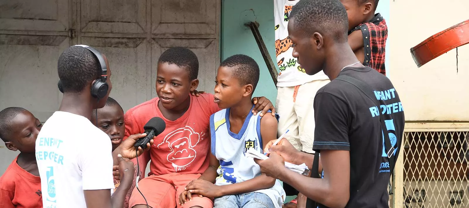 Young reporters interview children in the streets of Abidjan, for the weekly radio show aired in eight locations in Côte d'Ivoire, in 2017.. 
