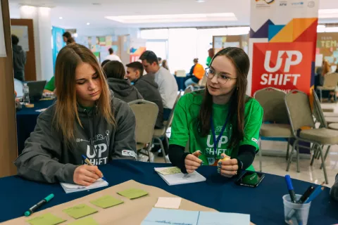 Учасниці програми UPSHIFT працюють над розробкою своєї проєктної ідеї.