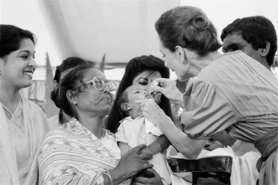 Бангладеш, 1989 рік. Посол доброї волі ЮНІСЕФ Одрі Хепберн щеплює дитину від поліомієліту в медичній клініці.