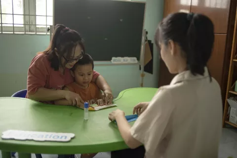 Mẹ và Nguyễn Hoàng Nhân cùng học tại Trung tâm Giáo dục Hòa nhập  do UNICEF hỗ trợ tại tỉnh Ninh Thuận, Việt Nam.