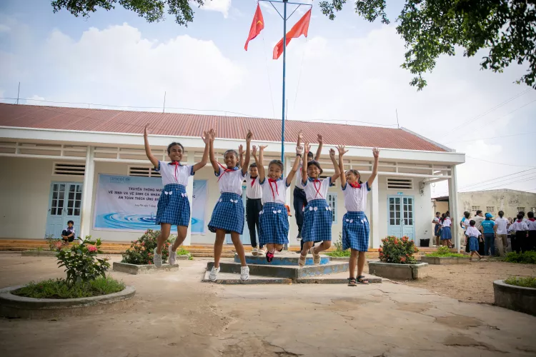 Như và các bạn tại trường tiểu học Long Phú C sung sướng khi các thiết bị của nhà vệ sinh không phát thải đầu tiên tại Việt Nam, "Net-Zero Aquonic," được vận chuyển đến trường tiểu học Long Phú C để chuẩn bị cho việc lắp đặt. 